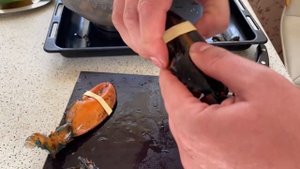 КАК ПРИГОТОВИТЬ ОМАРОВ. ЭТО ОБЪЕДЕНИЕ . ОМАРЫ НА УЖИН СЪЕДАЮТСЯ В МИГ