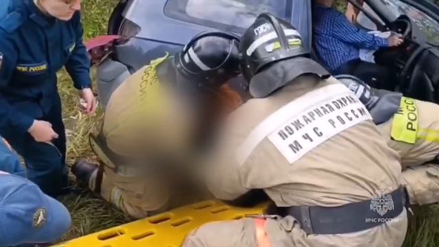 В Курганской области сотрудники МЧС вызволили пожилую пару из металлической ловушки