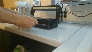 Работа  вакууматора для гладкой пленки  модель P290 Work vacuum food sealer model P290