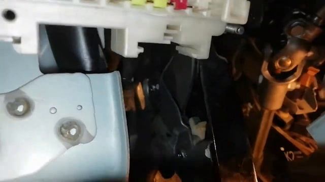 Регулируем натяжение тросика стояночного тормоза на Ниссан Теана 2010 г. в. смотреть онлайн