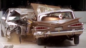 Современный автомобиль против старого / краш-тест