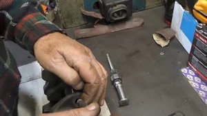 Запрессовать заглушки в маслянные каналы коленвала