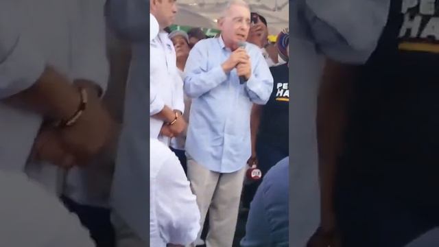Alvaro Uribe Vélez en plaza pública hace una importante declaración смотреть онлайн