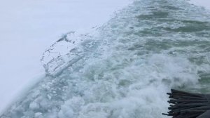 Атомный ледокол 50 лет Победы прокладывает канал в припае.