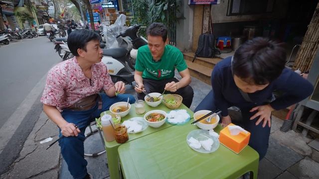 EXTREME Vietnamese Street Food - 5 Must Eat Foods In Hanoi!!