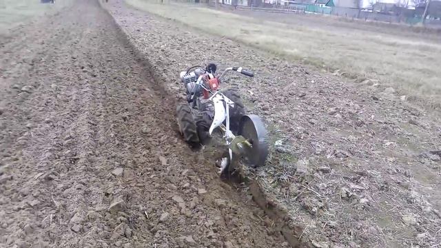 Мотоблок Мотор Сич, оборотный плуг Зыкова, работа левым корпусом смотреть онлайн