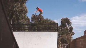Трюки на BMX. 11 летний мальчик на BMX