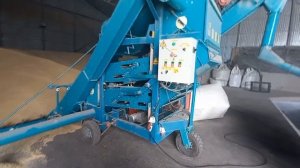 Готовим посевной материал. Веем ячмень ОВС 25