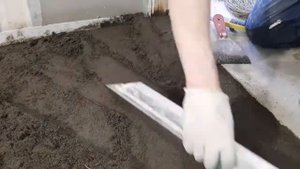 Стяжка в санузле. ПОДРЕЗКА. ФОРМИРОВАНИЕ ПОРОГА.