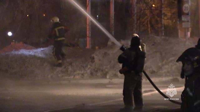 Пожар в автосервисе в Хабаровске ликвидируют огнеборцы