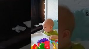 Реакция малыша на брокколи-это гадость)))