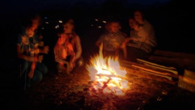 Ночью на озере около костра. Очень страшное видео! смотреть онлайн