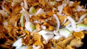 Салат с лисичками и картофелем