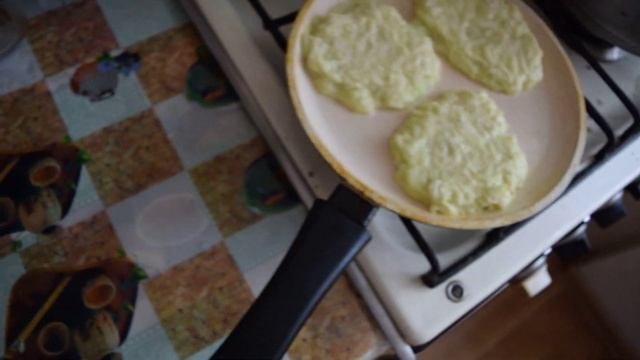 готовим оладьи из кобачков.