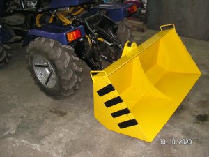 Установил задний ковш на трактор.