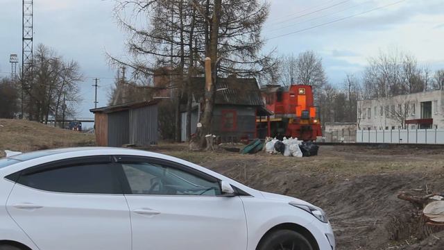 Маневровый тепловоз ТЭМ2УМТ-521 на станции Псков-Товарный. смотреть онлайн