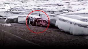 Лена засосала авто под лед в Якутске / РЕН Новости