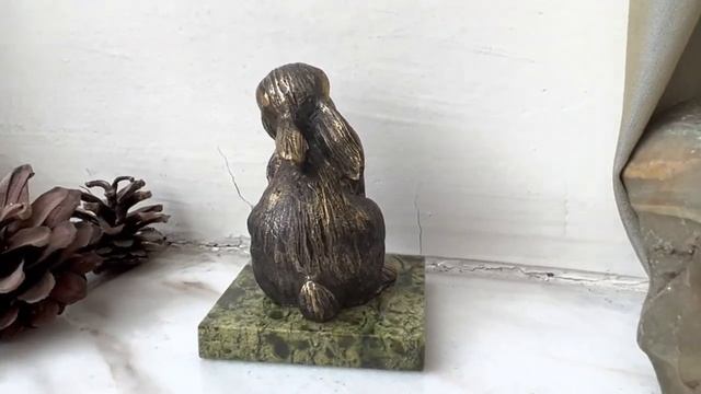 Статуэтка "Заяц" на светлой подставке смотреть онлайн