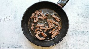 Теплый салат из рукколы и говядины