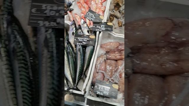 Цены на Сицилии. рыбный магазин. Рыбы''кусаются'....))) смотреть онлайн