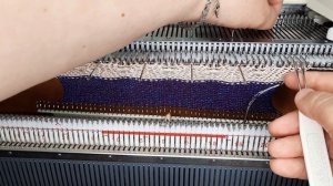 Прессовый узор с выставом игл на вязальной машине