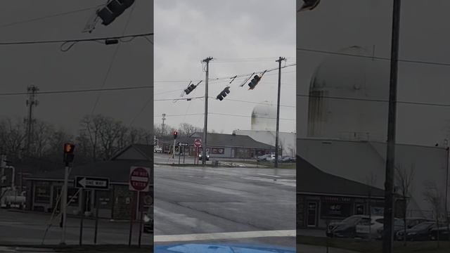 WATCH: Traffic light blows off and falls to ground