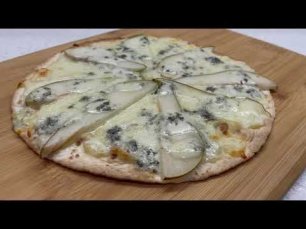 Пицца с грушей и голубым сыром за 5 минут