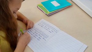 Эля НЕ ХОЧЕТ ДЕЛАТЬ УРОКИ. Что сделала МАМА? Какую Оценку Поставить Элли Двойку или Пятёрку ?