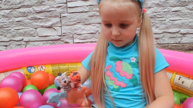 Развивающий ролик для детей. Учим цифры от 1 до 5 на АНГЛИЙСКОМ ЯЗЫКЕ . Кубики с сюрпризами.