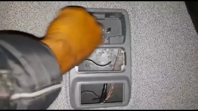 Como remover luminária da região da cama do motorista e trocar lãmpada смотреть онлайн