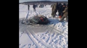 Дорогая машина ушла под лёд