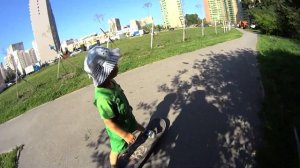 Как малышу научиться кататься на скейте.
