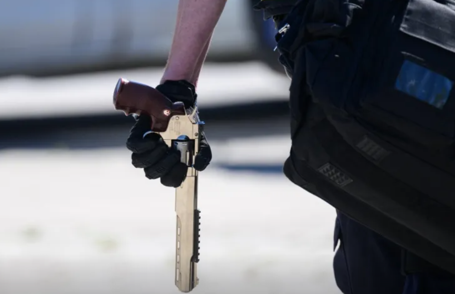 Полиция Майами посылает ВСУ конфискованное у преступников оружие