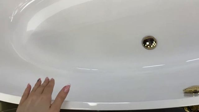 Отдельностоящая ванна из литьевого мрамора