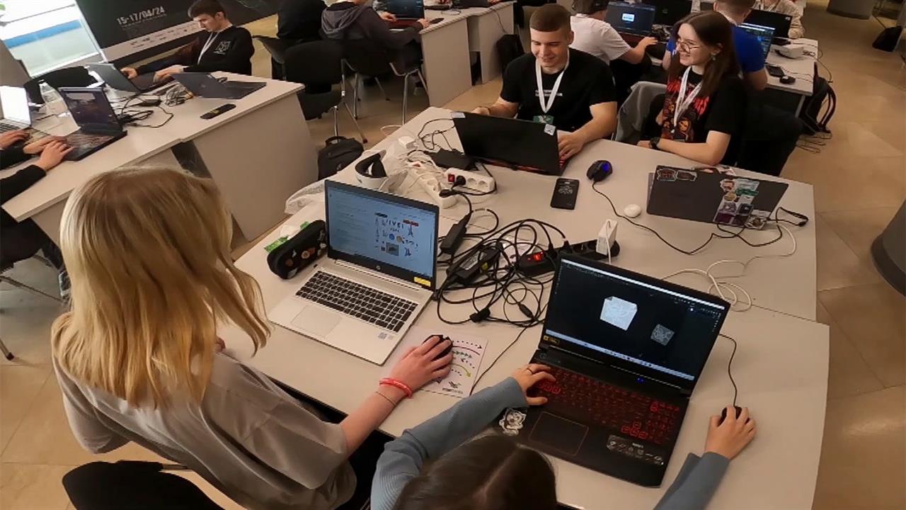 Юные разработчики IT-новинок, генетики, дизайнеры принимают участие в фестивале "ТехноСтрелка"