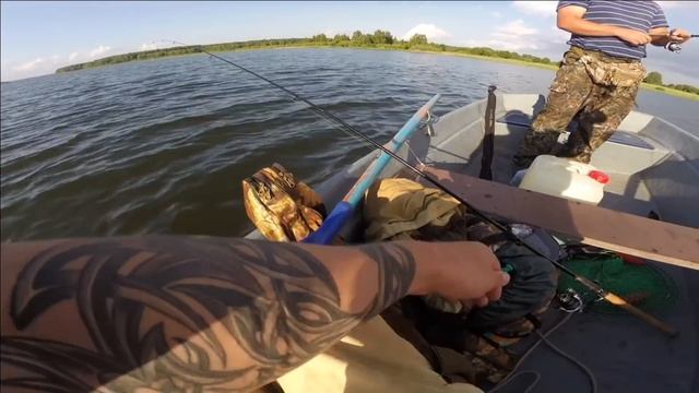 Рыбалка троллингом на Яузском водохранилище. Зимняя удочка с лодки летом