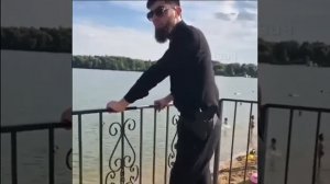 😳 В Строгино бородатый чеченец, гулял с пистолетом по пляжу!