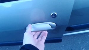 Видео: Как открыть водительскую дверь в ЛАДА ЛАРГУС (LADA LARGUS)?