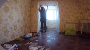 Стеклянные две двери на балкон, монтаж межкомнатных дверей.