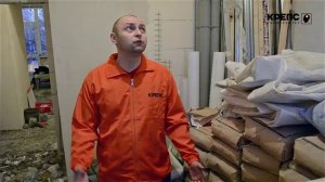 Можно ли приклеить цветные молдинги на бледные обои