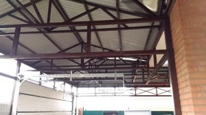 Навес во дворе дома своими руками.