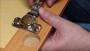 ЧЕСТНОЕ СРАВНЕНИЕ петель для фасадов от BLUM (300 рублей) и китайских no-name (50 рублей).