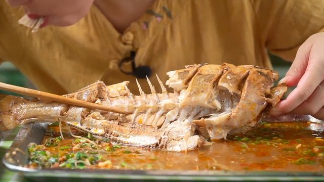 小雨吃大魚，手臂長的耗兒魚做成火鍋魚，一整條抱著啃太爽了【市民朱小雨】