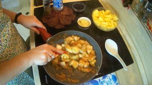 Куриная грудка тушеная с черносливом и картофелем?