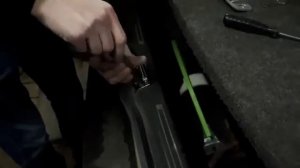 Продолжение видоса про замену ДУТ и замена замка на крышке багажника на ваз 2114.