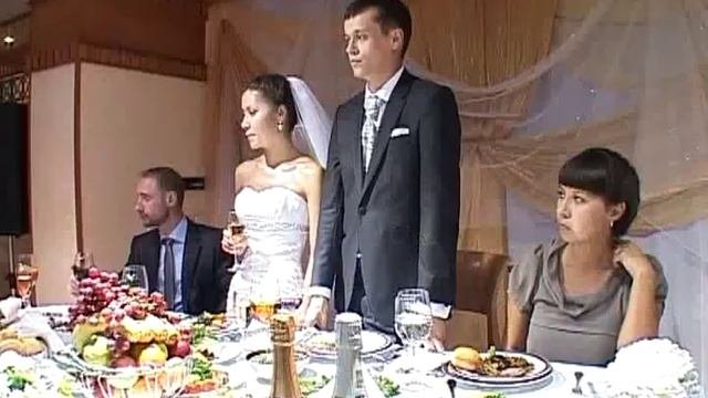 Родители поздравляют молодоженов