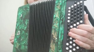 Песня А река течет, на баяне, левая рука, припев.