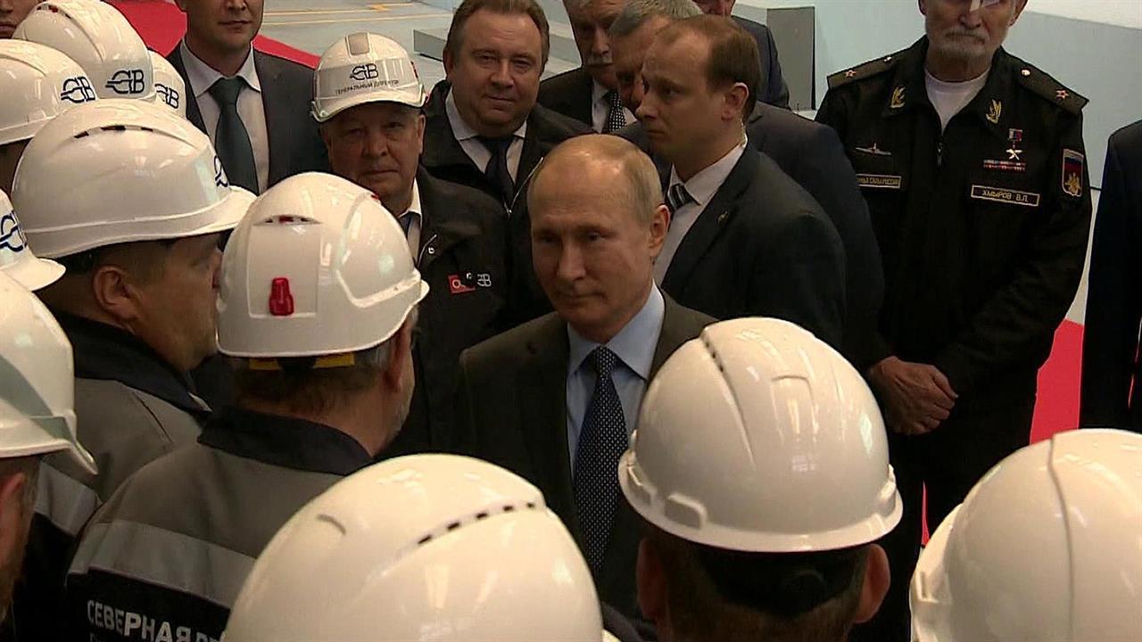 Владимир Путин участвовал в церемонии закладки фрегатов и спуска на воду новейшей подводной лодки