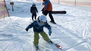 4k Skiing for kids  Катаемся на лыжах  Юный горнолыжник  Обучение Горные лыжи для детей