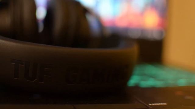 Asus TUF Gaming H3 - Close details with smooth jazz and visuals смотреть онлайн